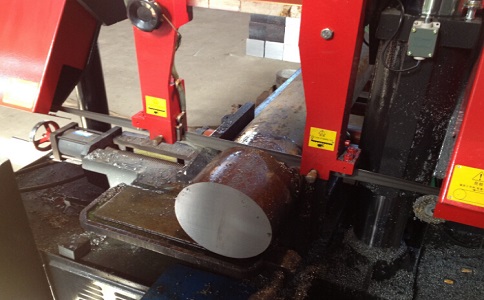 西区卧式带锯床加工时出现明显振荡如何排查？