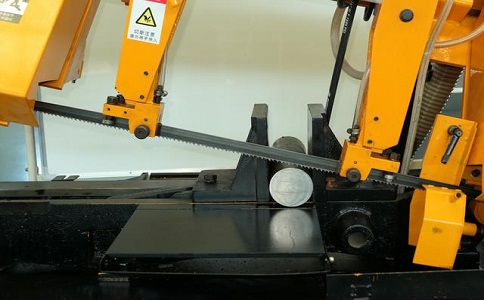 西区数控带锯床自动送料精度会出现偏差吗？